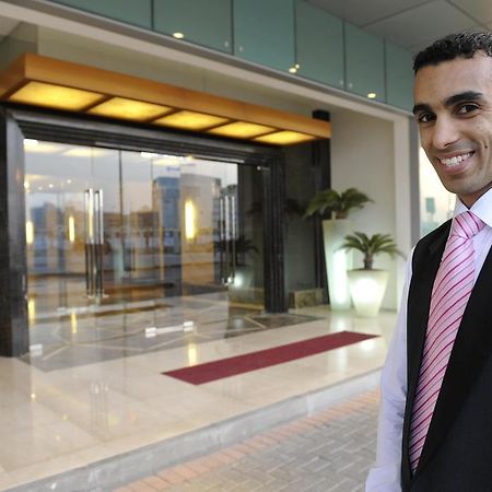 Fraser Suites Seef Bahrain Manama Ngoại thất bức ảnh A doorman at a hotel