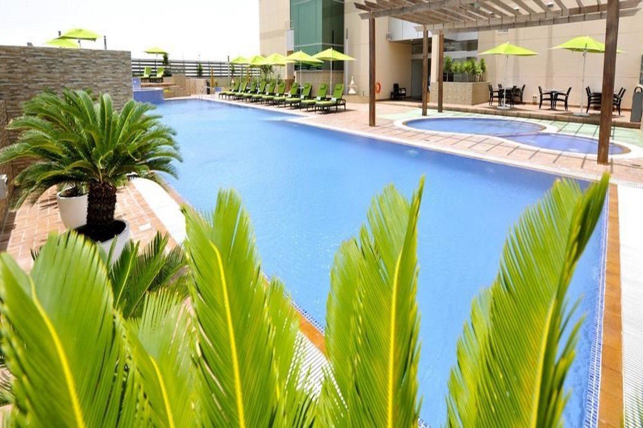 Fraser Suites Seef Bahrain Manama Tiện nghi bức ảnh The swimming pool at the hotel