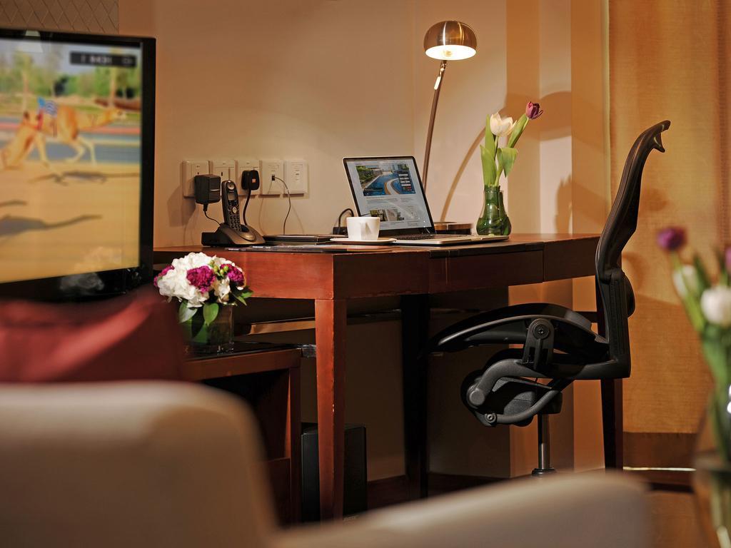 Fraser Suites Seef Bahrain Manama Ngoại thất bức ảnh A work desk in a hotel room